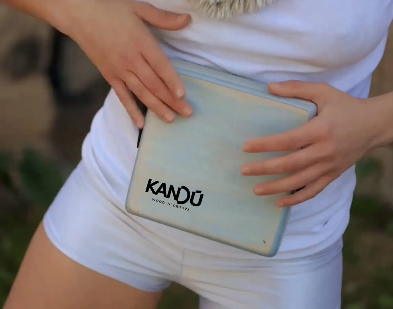 The Kandu Mashbox - is the first-ever wearable drum shaker,small Cajon designed to meet the needs of every percussionist-natural (Nut Brown)