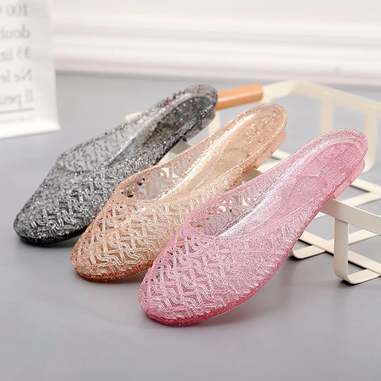 Women's Closed Toe Flat Jelly Slide Sandals Glitter Clear Hollow Out Slip On Summer Beach Mule Sandals Soft Anti-Slip Crystal Jelly Slippers